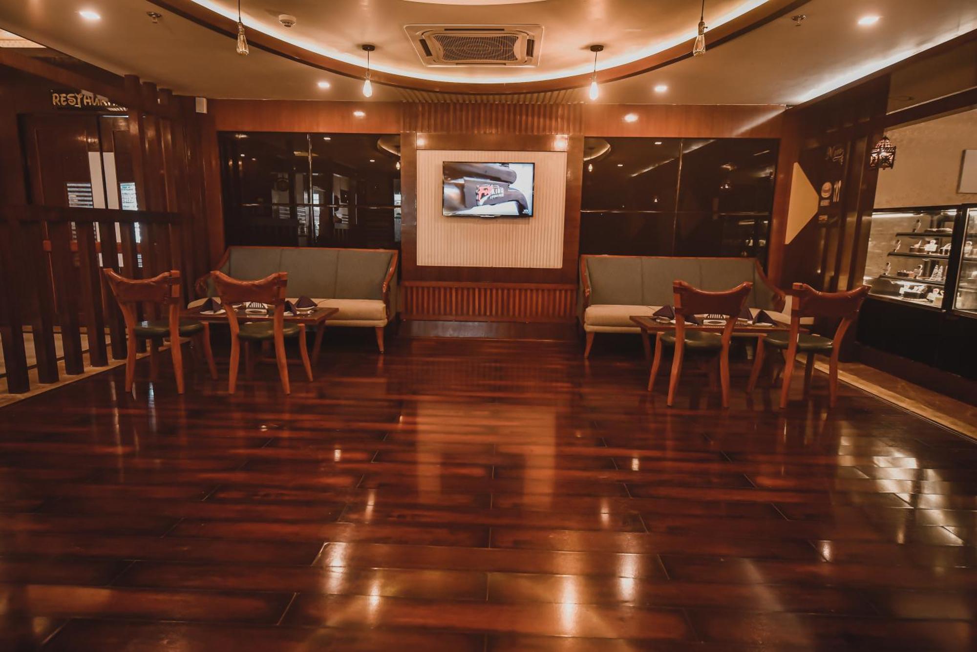 Konark Grand Hotel Mirzāpur Exteriör bild