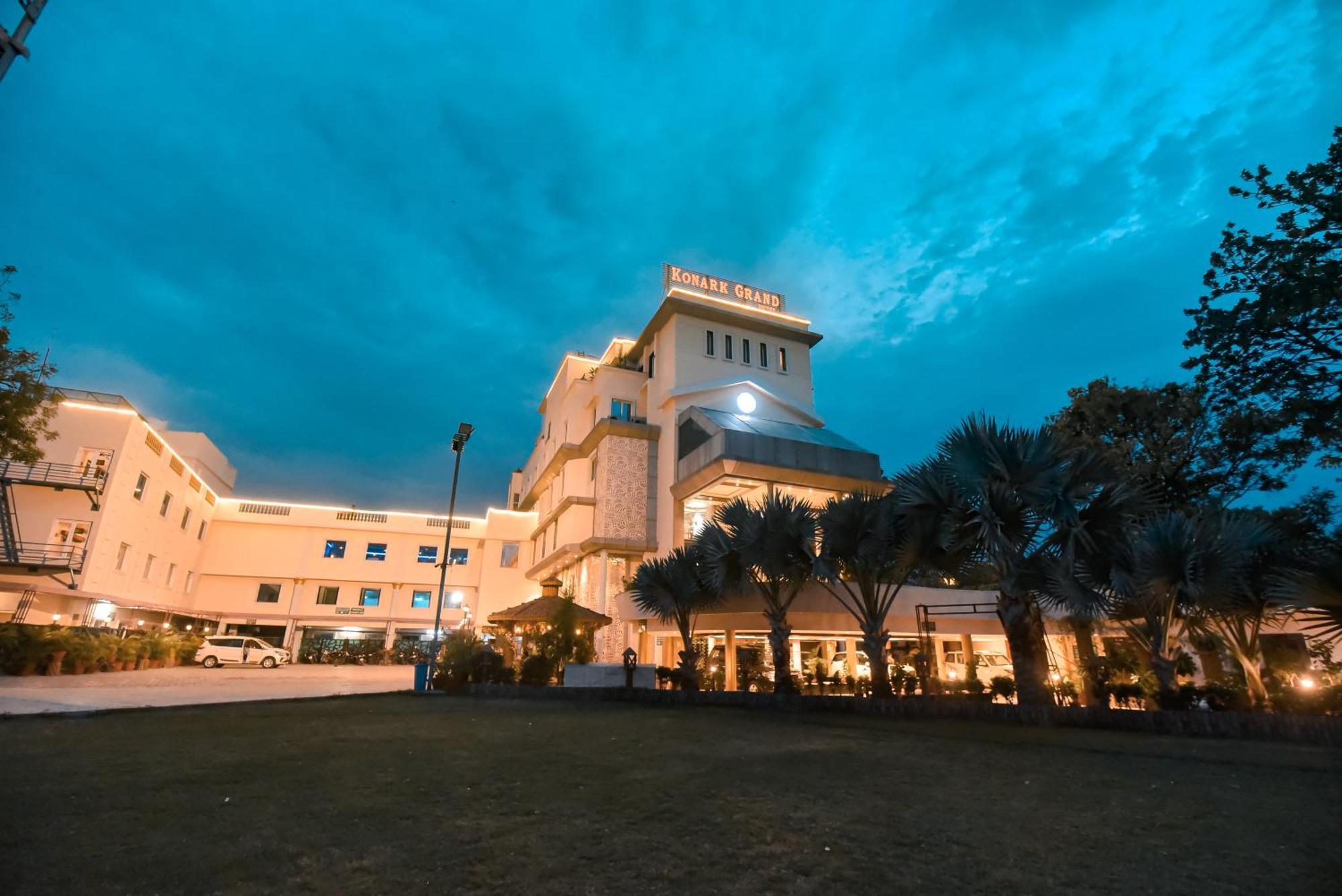 Konark Grand Hotel Mirzāpur Exteriör bild