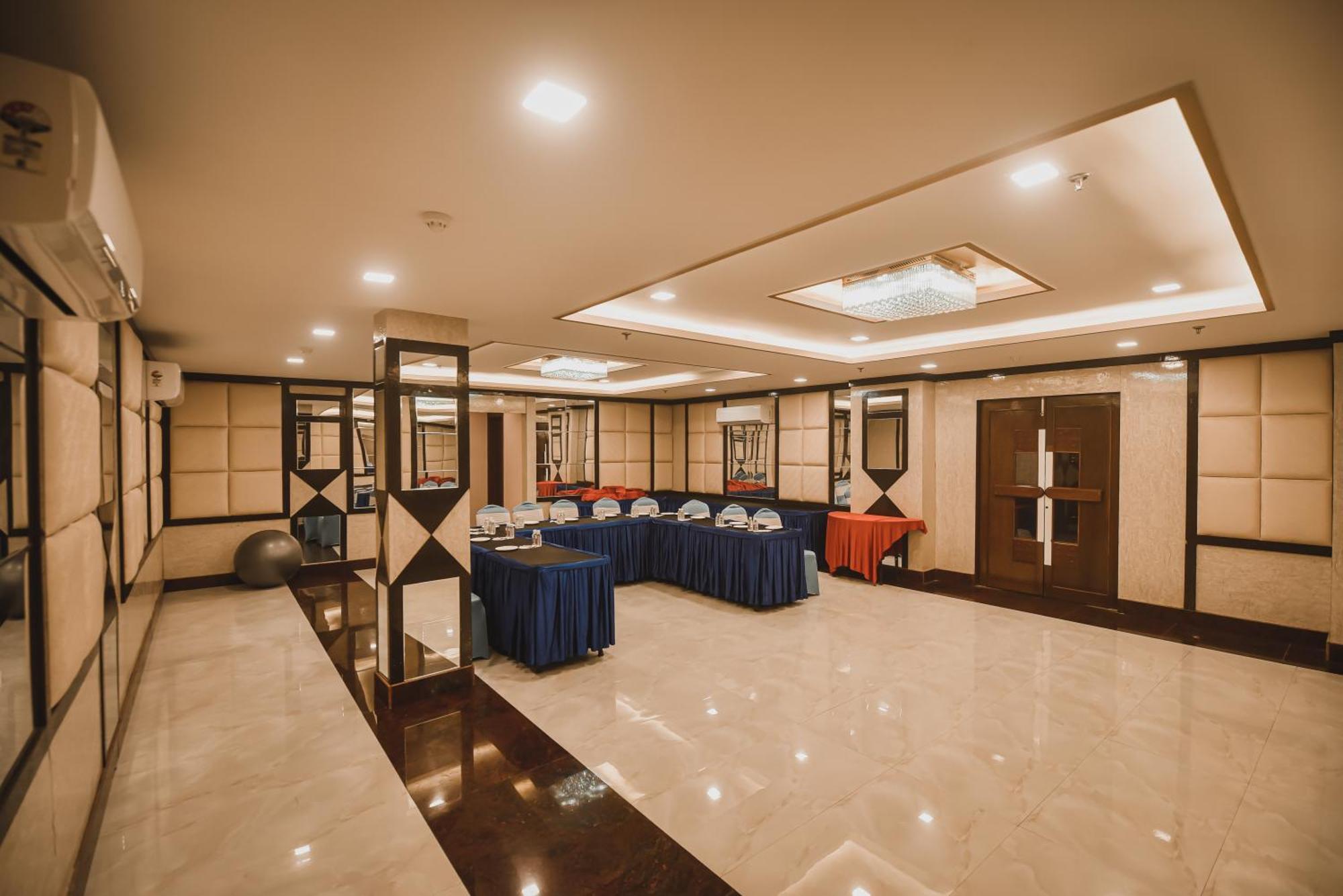Konark Grand Hotel Mirzāpur Exteriör bild