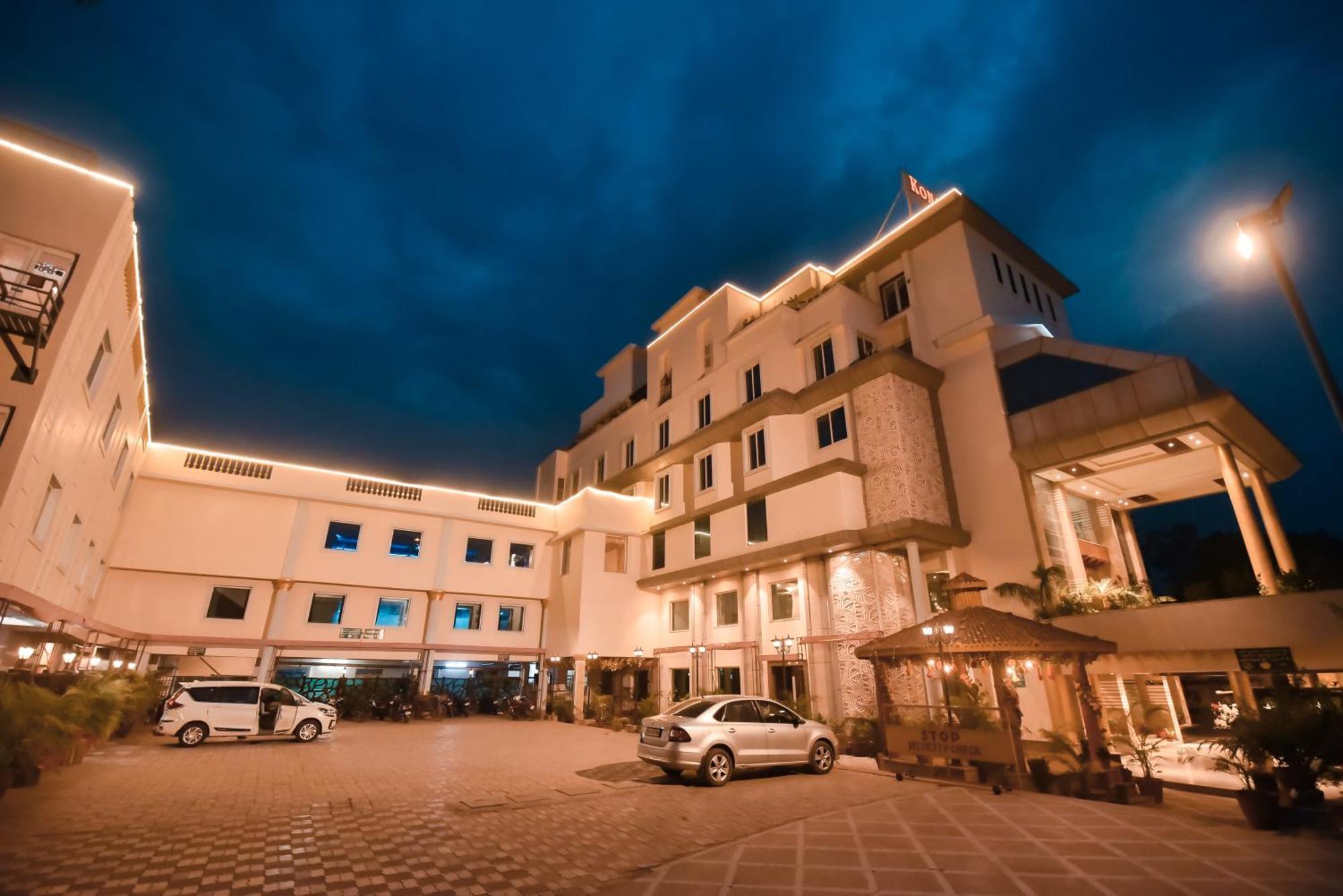 Konark Grand Hotel Mirzāpur Exteriör bild