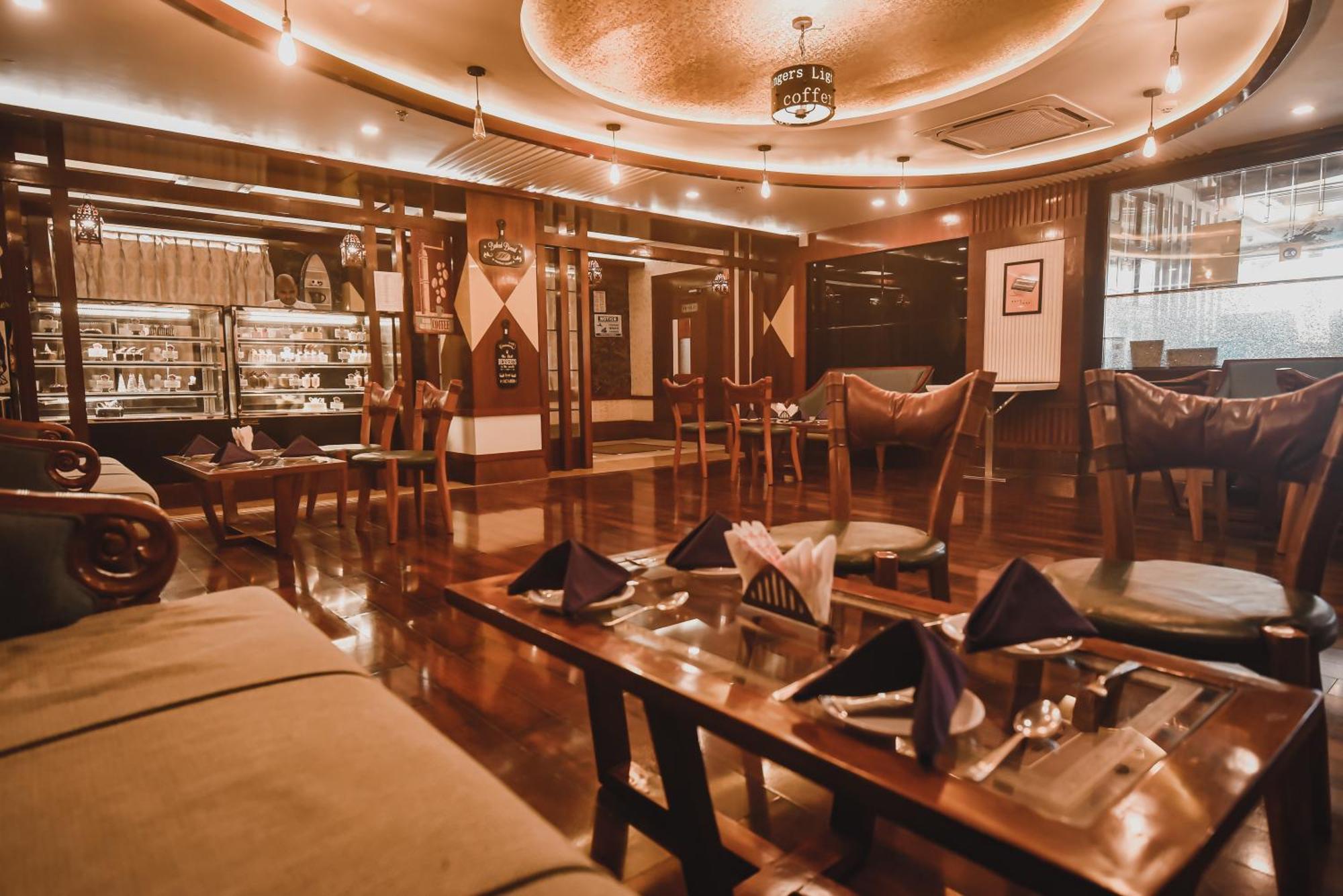 Konark Grand Hotel Mirzāpur Exteriör bild