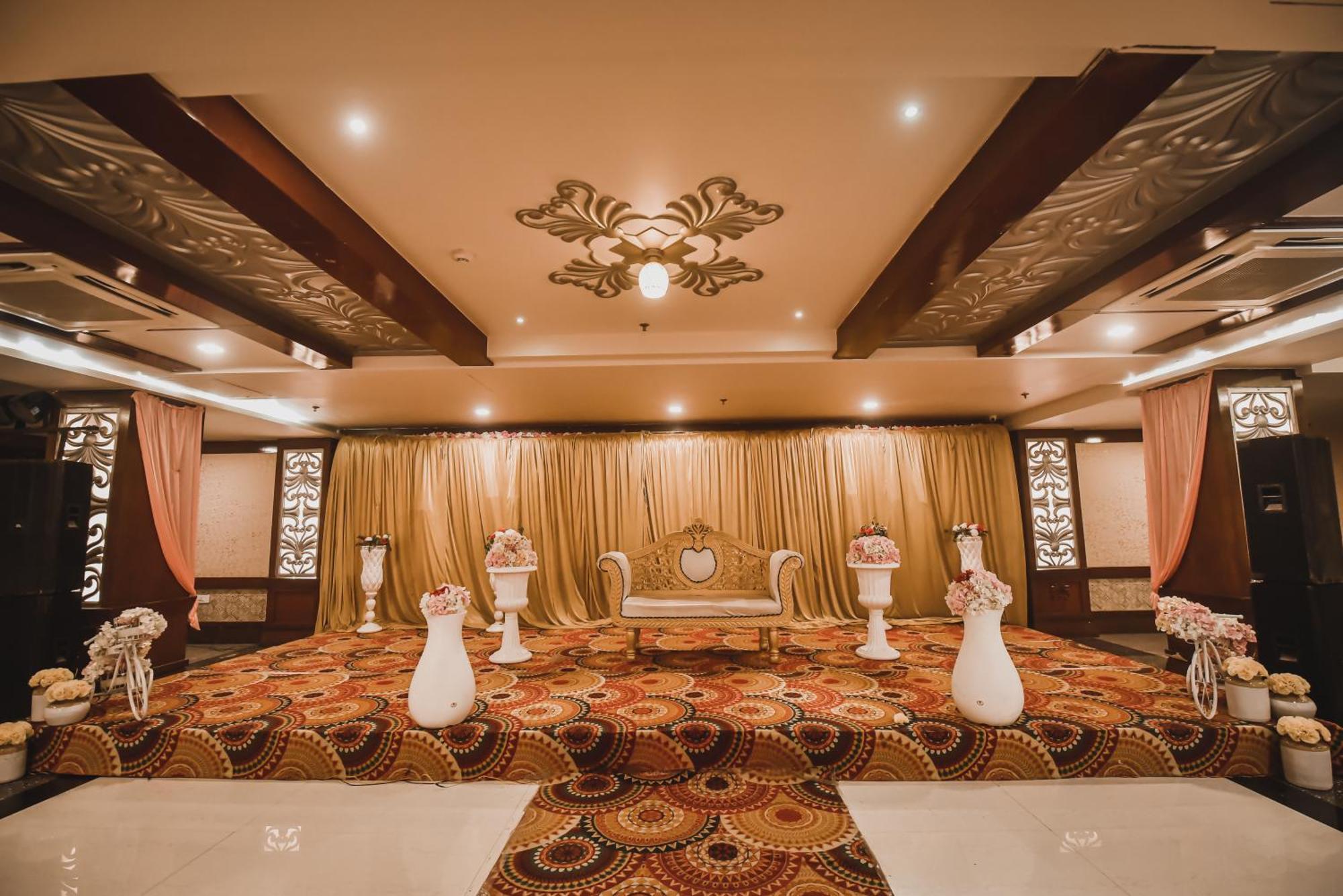 Konark Grand Hotel Mirzāpur Exteriör bild