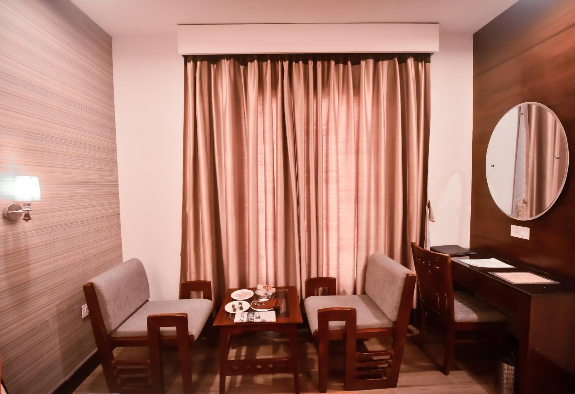 Konark Grand Hotel Mirzāpur Exteriör bild