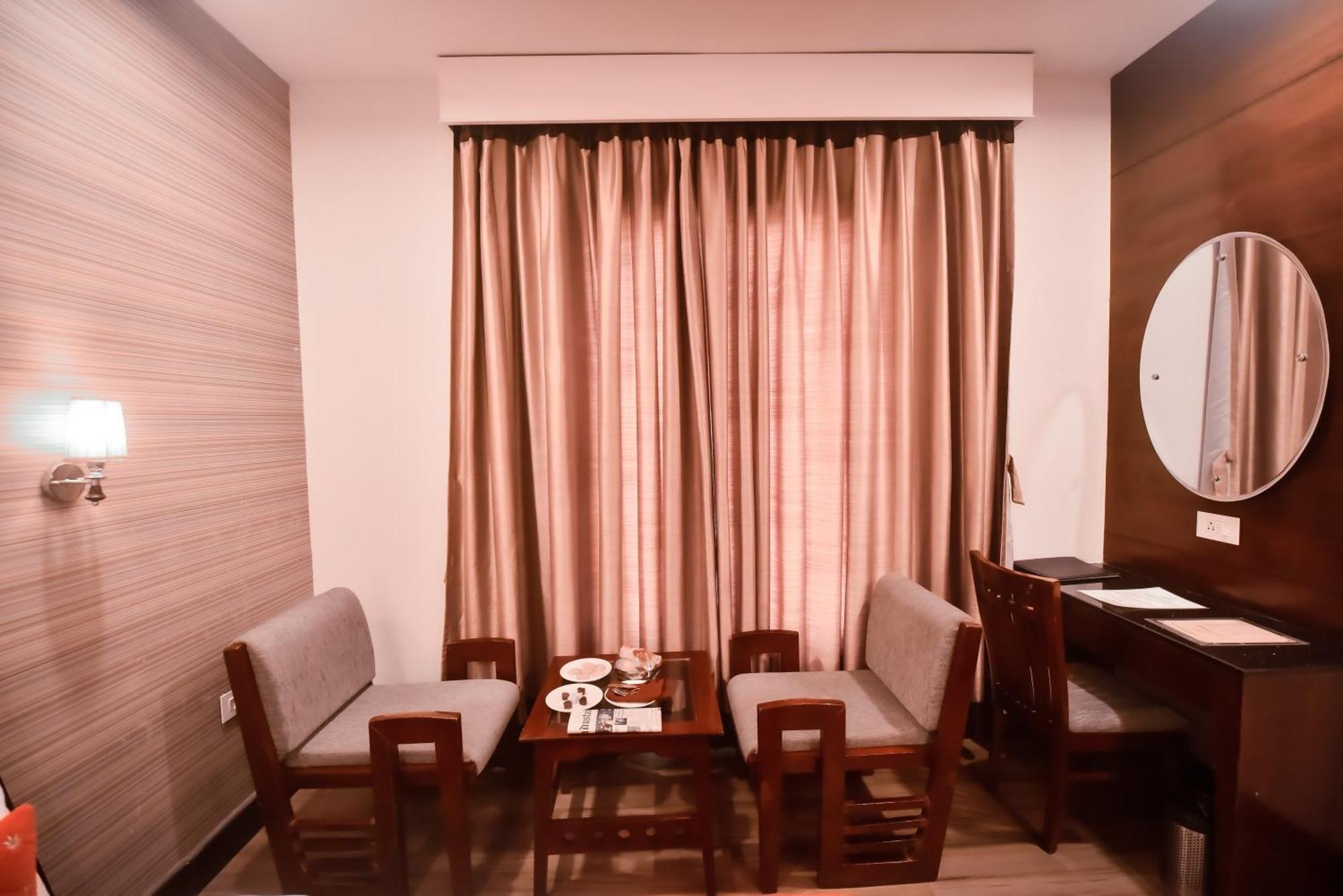 Konark Grand Hotel Mirzāpur Exteriör bild