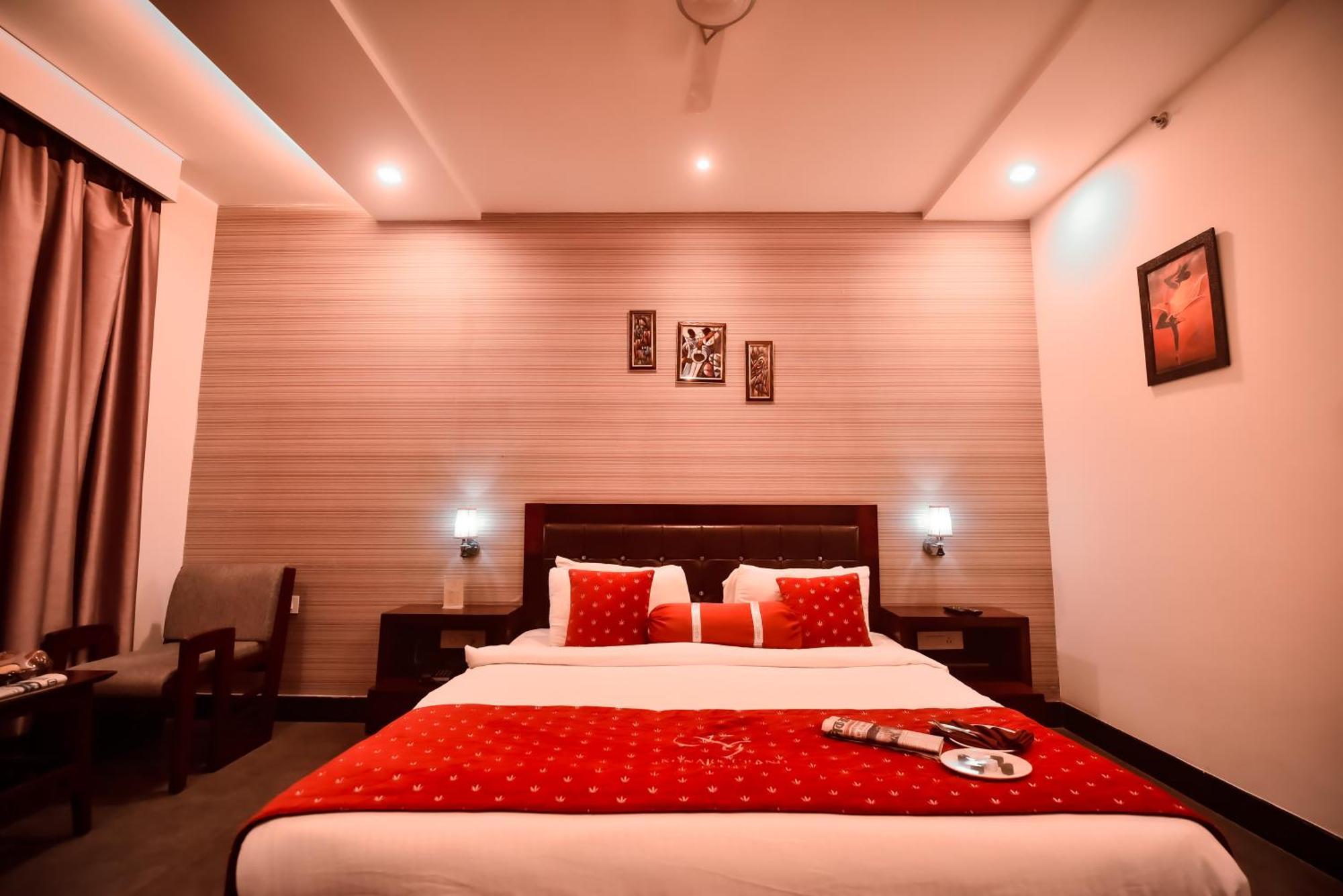 Konark Grand Hotel Mirzāpur Exteriör bild