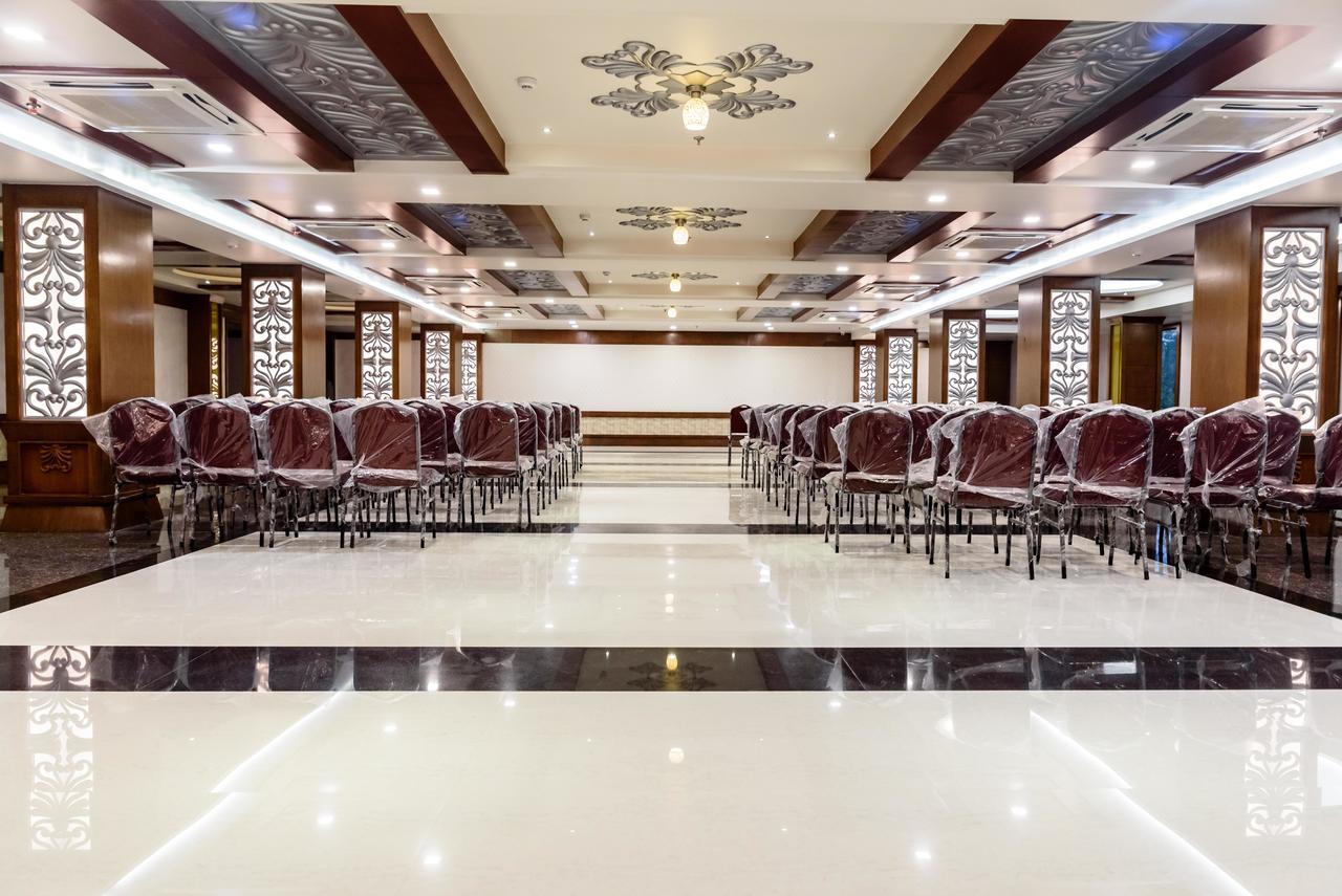 Konark Grand Hotel Mirzāpur Exteriör bild