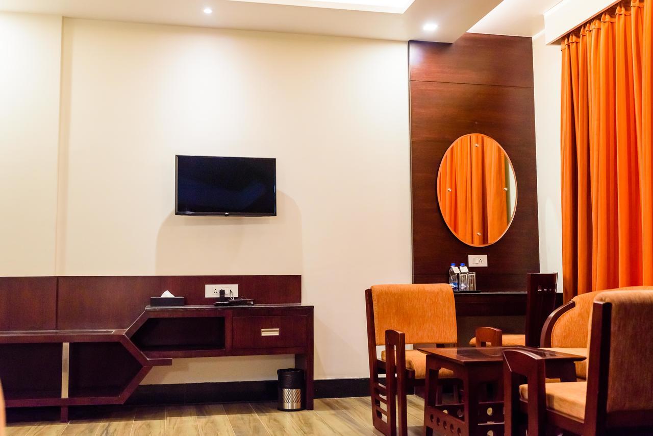 Konark Grand Hotel Mirzāpur Exteriör bild