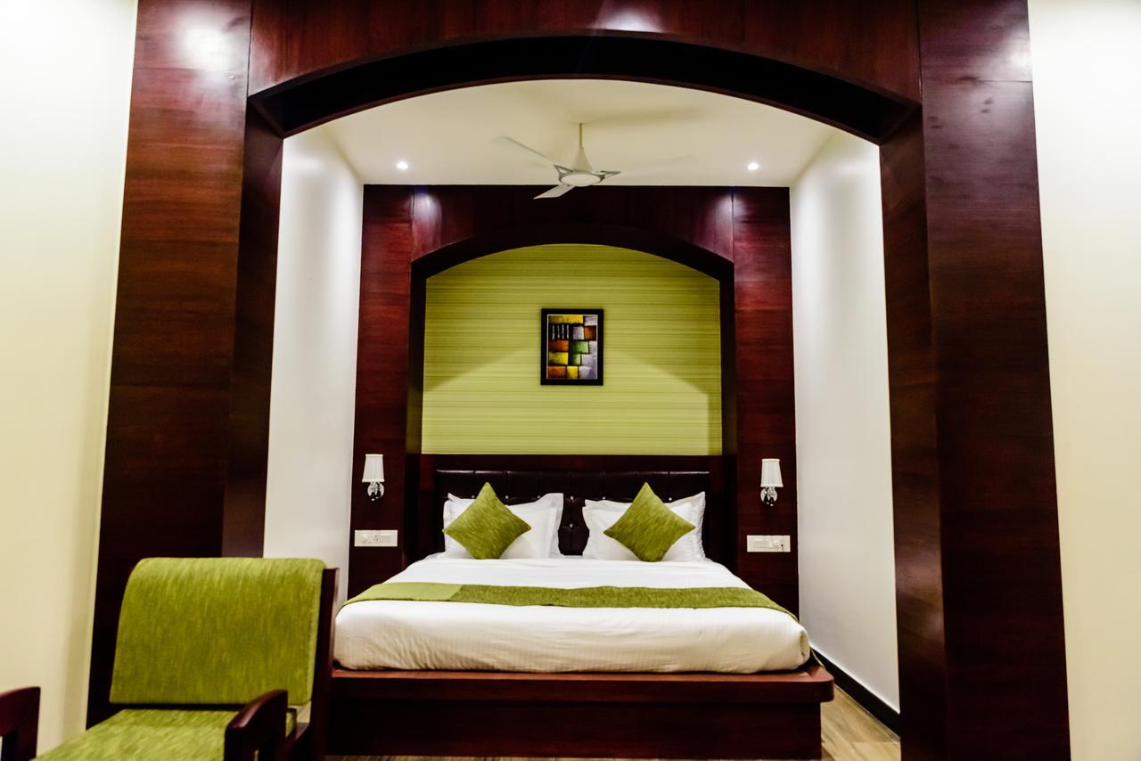Konark Grand Hotel Mirzāpur Exteriör bild