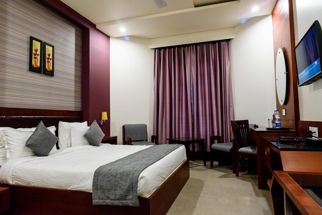 Konark Grand Hotel Mirzāpur Exteriör bild