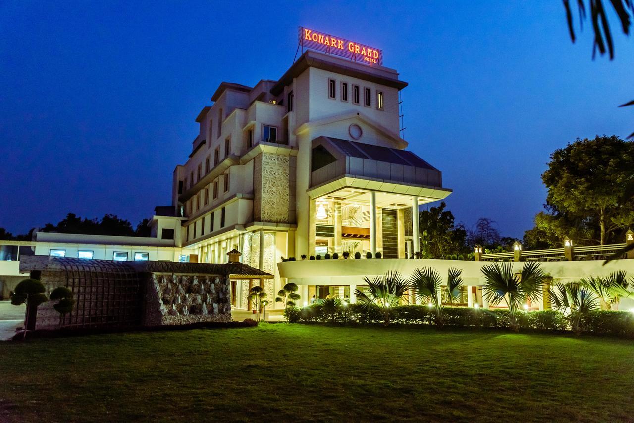 Konark Grand Hotel Mirzāpur Exteriör bild