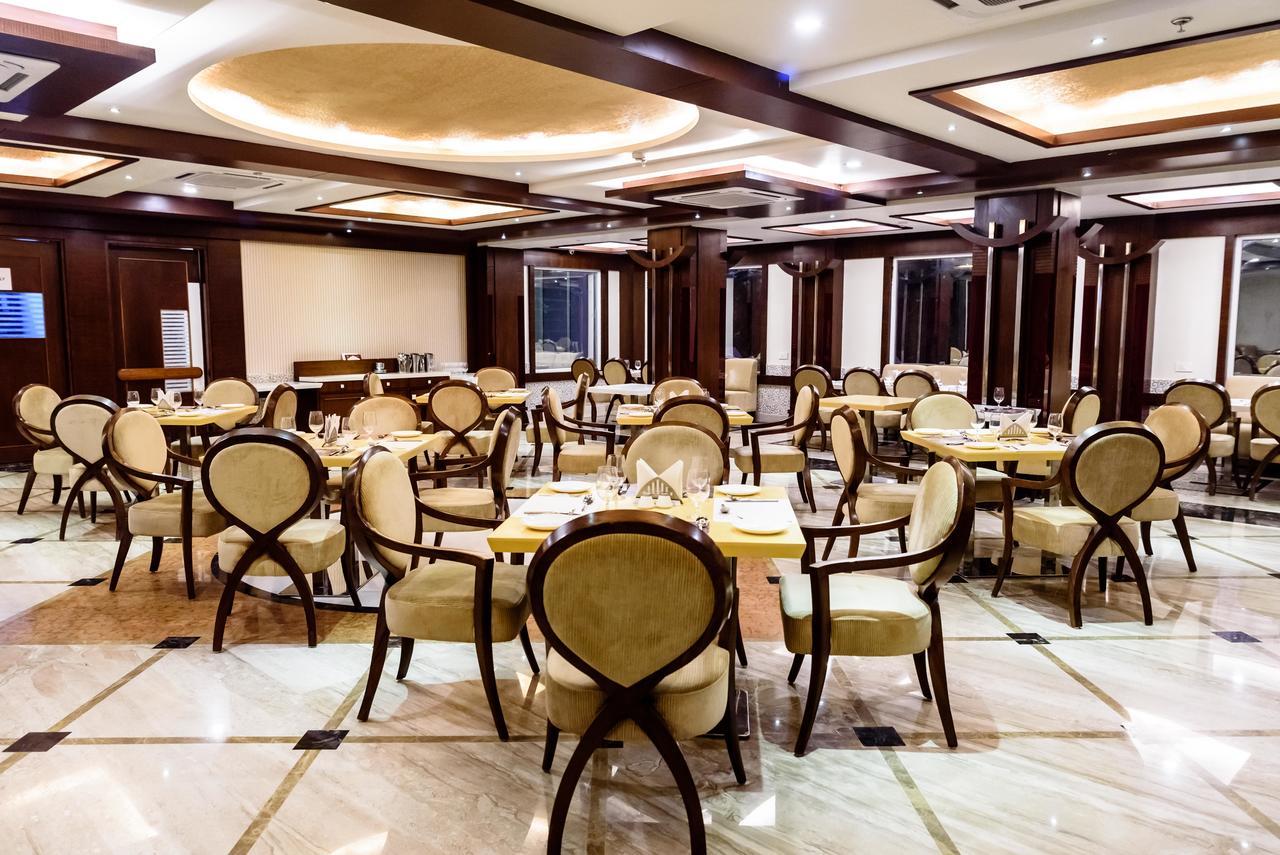 Konark Grand Hotel Mirzāpur Exteriör bild
