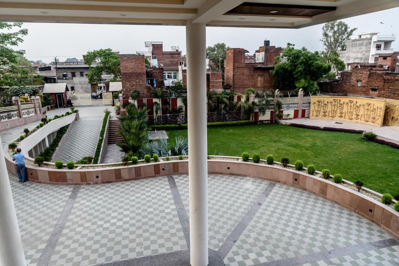 Konark Grand Hotel Mirzāpur Exteriör bild