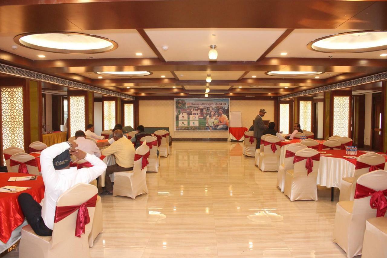 Konark Grand Hotel Mirzāpur Exteriör bild